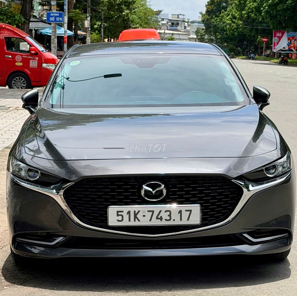 Mazda 3 Luxury конец 2023 г., цвет серый титан, в отличном состоянии