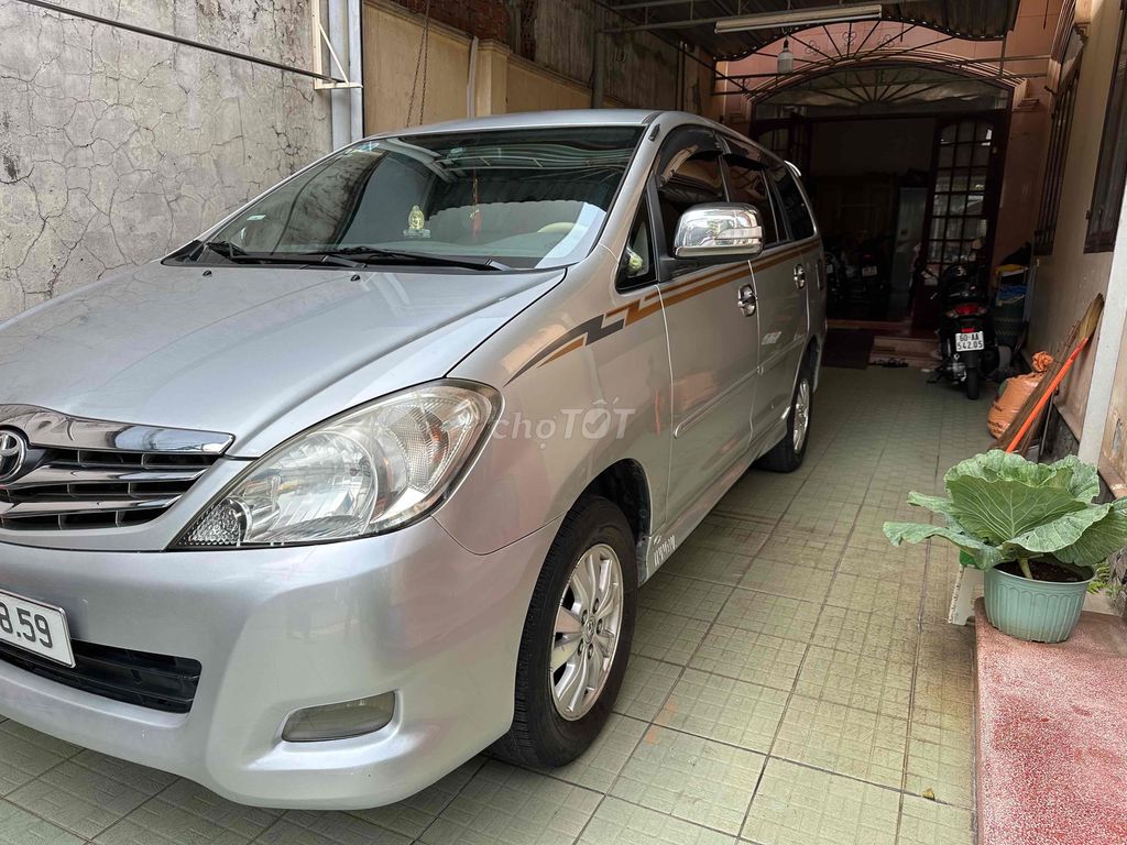 Toyota Innova 2011 V tự động