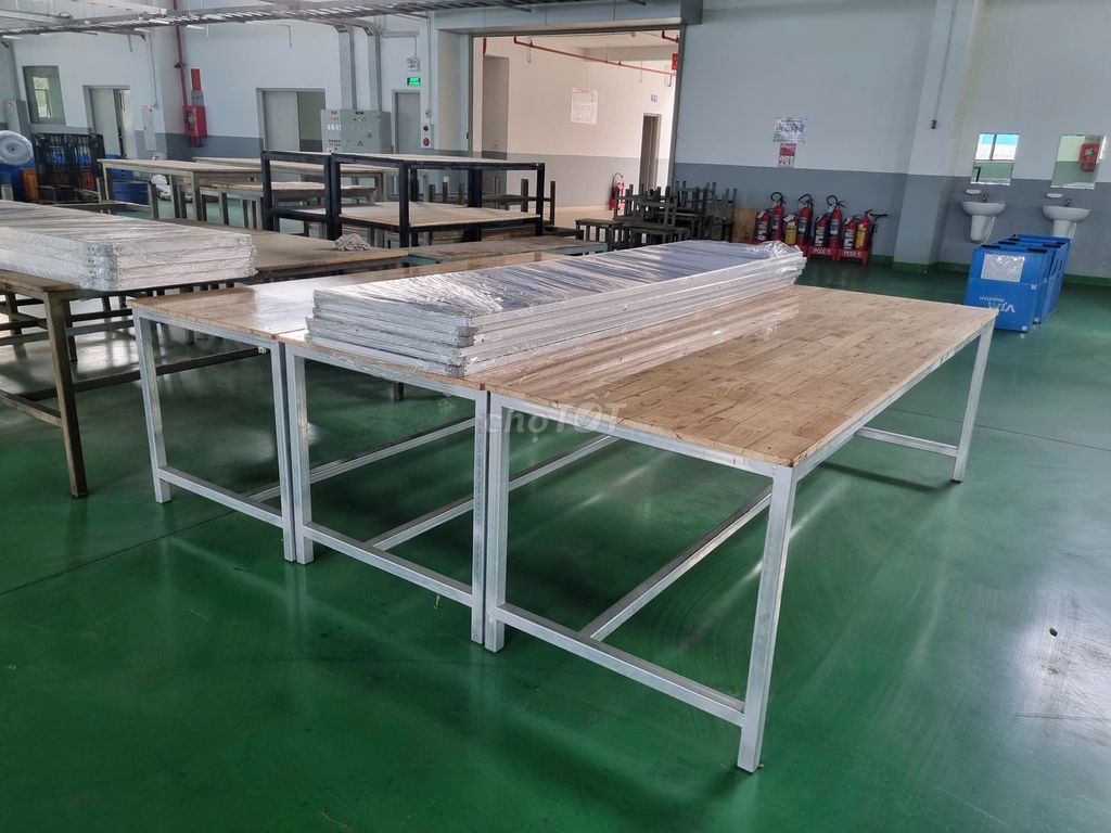 Bàn, kệ mặt gỗ cao su,  khung sắt, ghế cần bán. Mua bán Bàn ghế tại Thị xã Tân Uyên Bình Dương được đăng bởi Nguyen Huy Duc hình 1