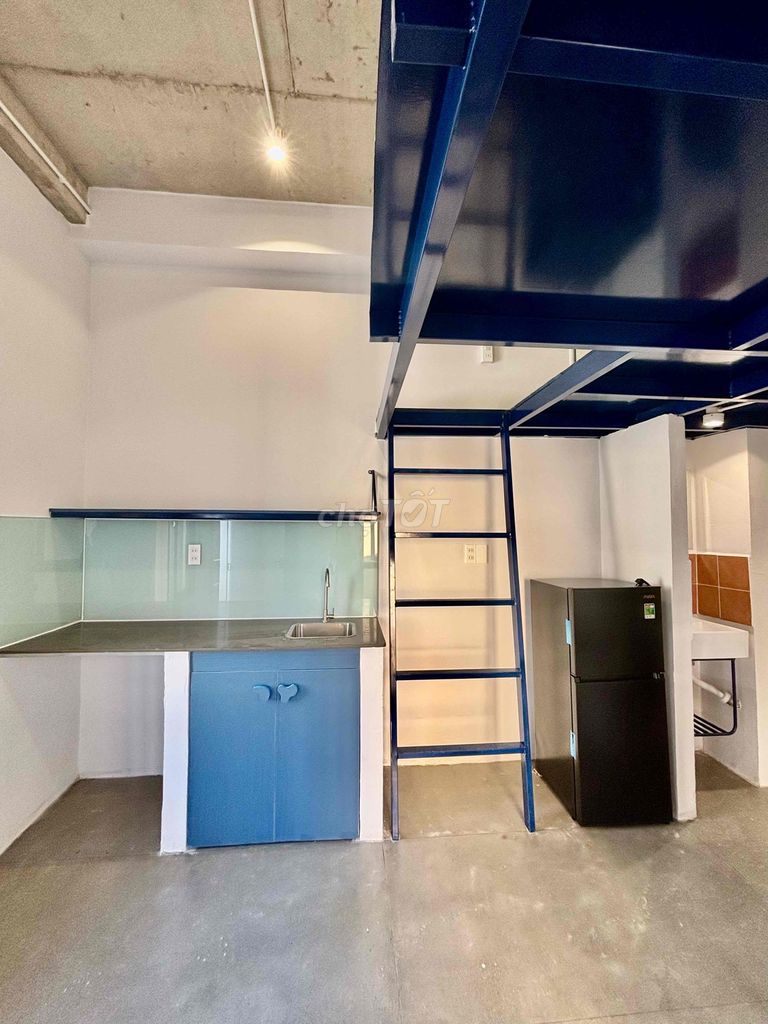 New room with a private balcony steps from the city park — photo 2