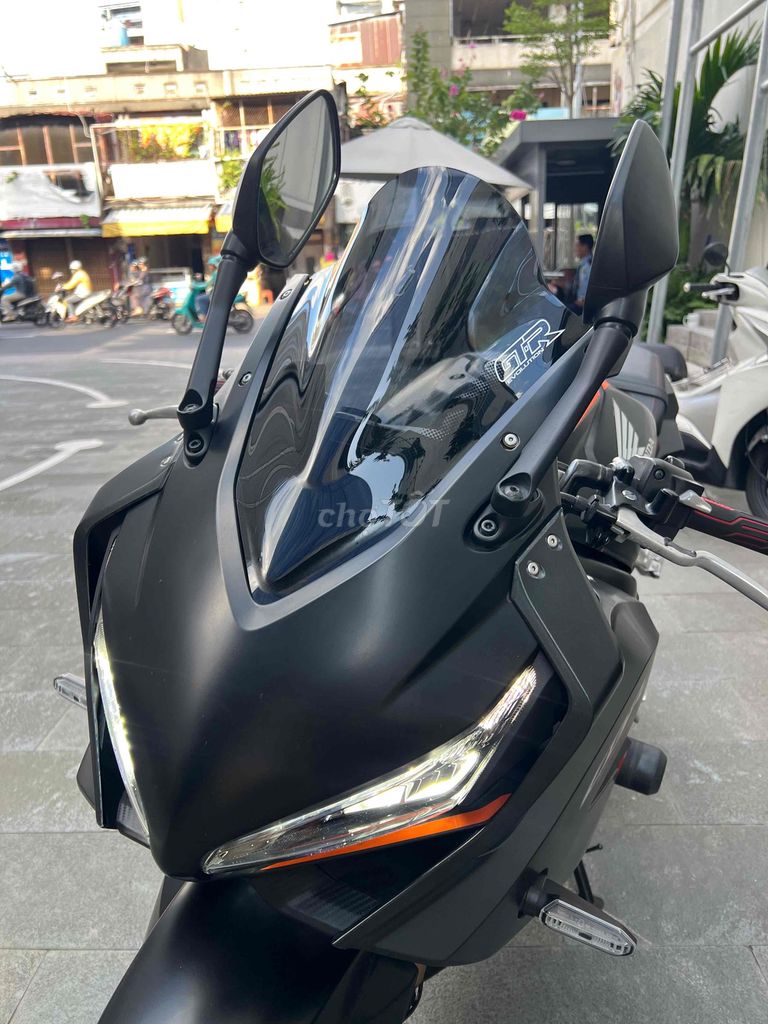 HONDA CBR650R 2022 куплена у дилера с новья в суперсостоянии