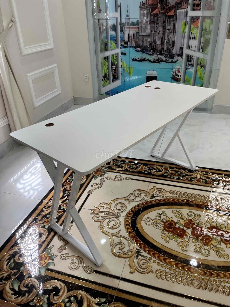 Bàn Làm Việc Trắng Tối Giản – Chắc Chắn, Rộng Rãi,