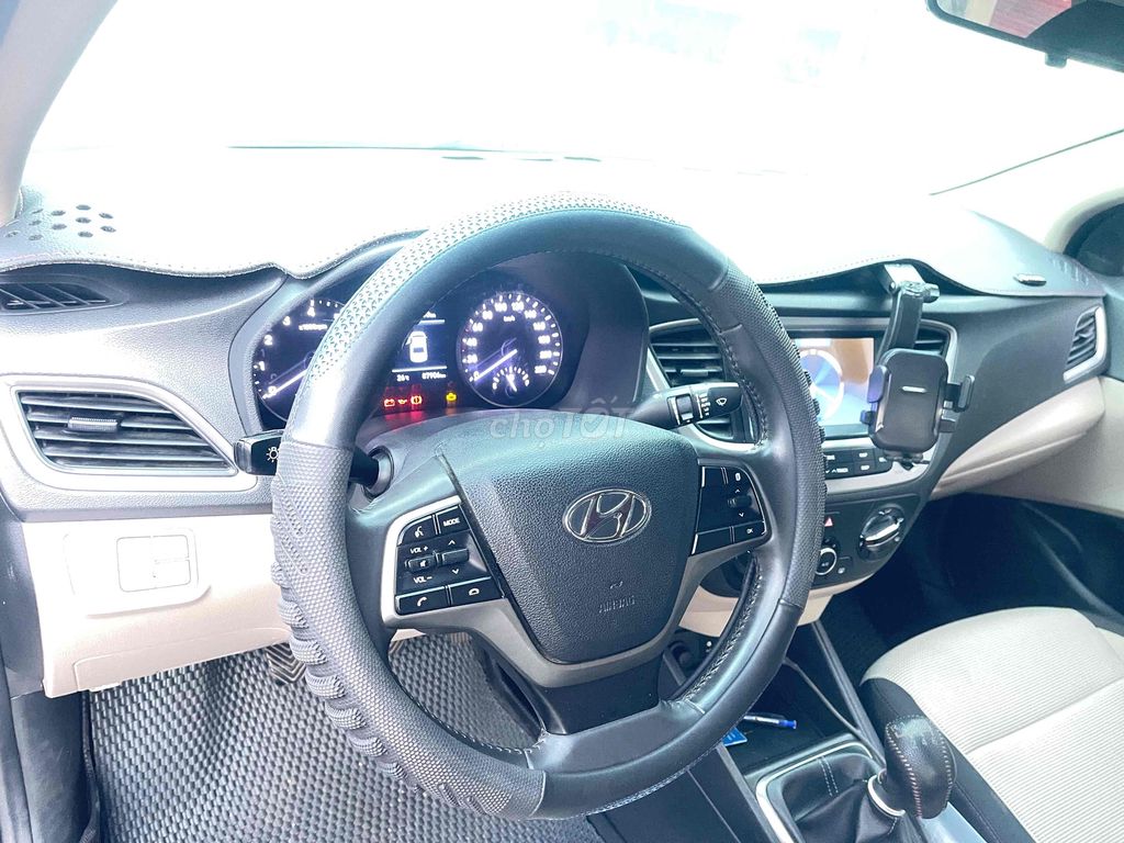 Hyundai Accent, серебристый седан