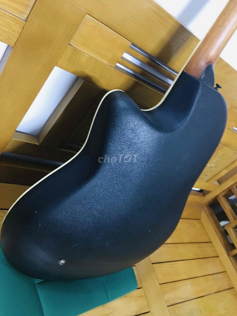 Guitar acoustic nội địa Korea thùng carbon có EQ