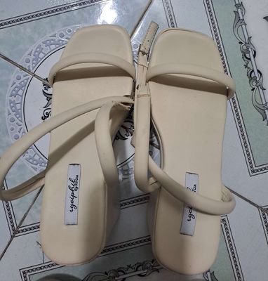 Giày sandal màu kem sz 37. Mua bán Giày dép tại Thành phố Thủ Đức Tp Hồ Chí Minh được đăng bởi Thị Tài