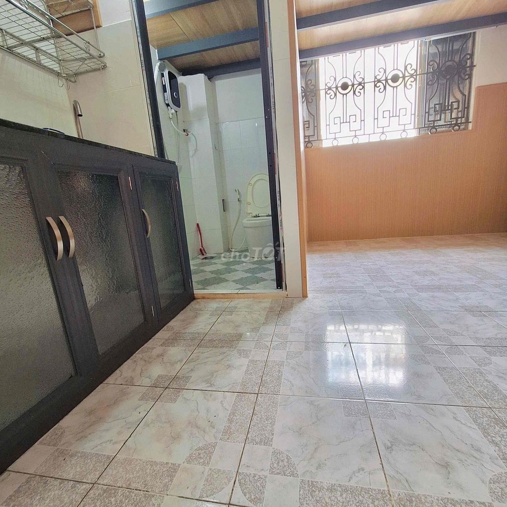 PHÒNG GÁC CỬA SỔ TRỜI FULL NỘI THẤT GẦN NGÃ 4 BẢY HIỀN