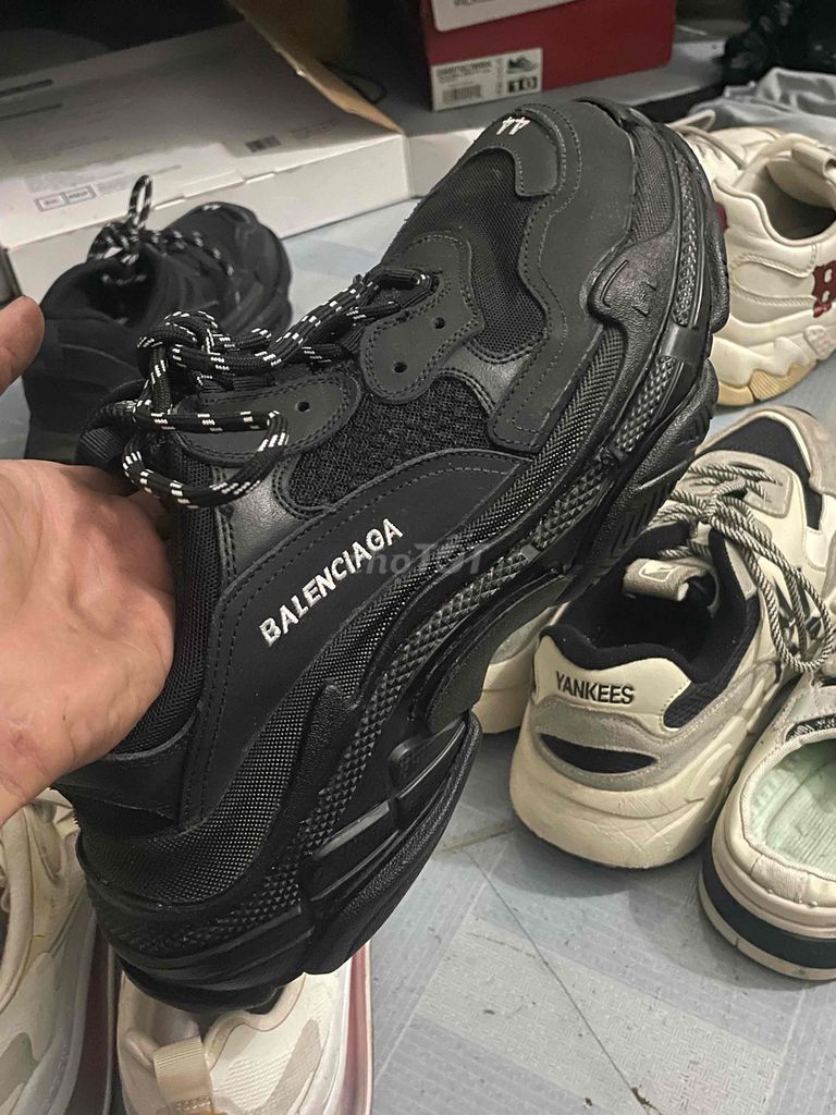 giày BALENCIAGA triple S  size 44 còn mới 95%. Mua bán Giày dép tại Thành phố Thủ Đức Tp Hồ Chí Minh được đăng bởi Phan Văn Thông hình 1