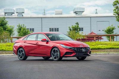 Hyundai Elantra 2023 đỏ giá sốc tháng 4