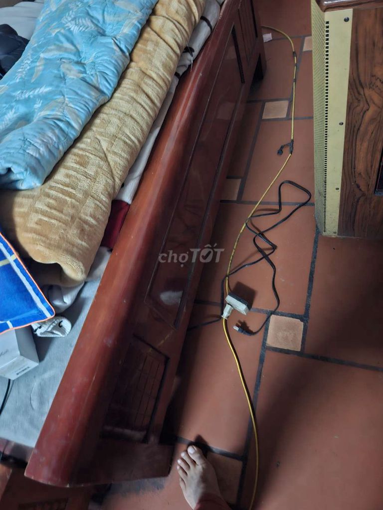 Thanh lý giường gỗ thịt xoan đào 1m6×2m cả đệm