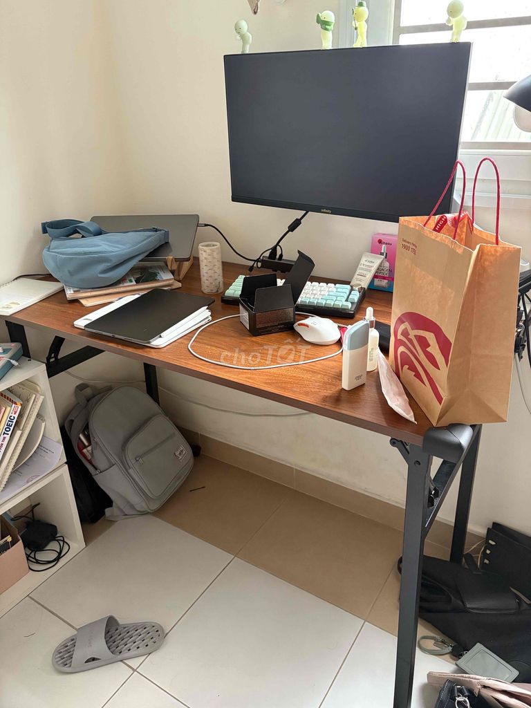 Bàn làm việc gỗ gấp gọn 1m2. Mua bán Bàn ghế tại Quận 10 Tp Hồ Chí Minh được đăng bởi Hà Trâm  hình 1