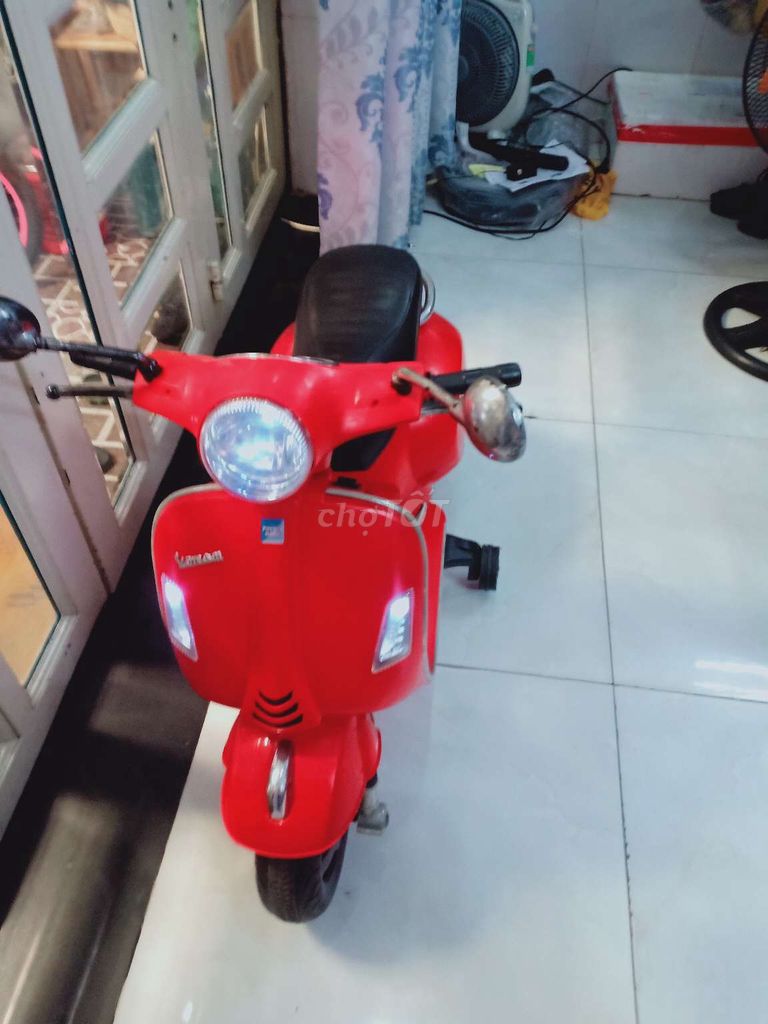 Xe điện cho bé vespa...