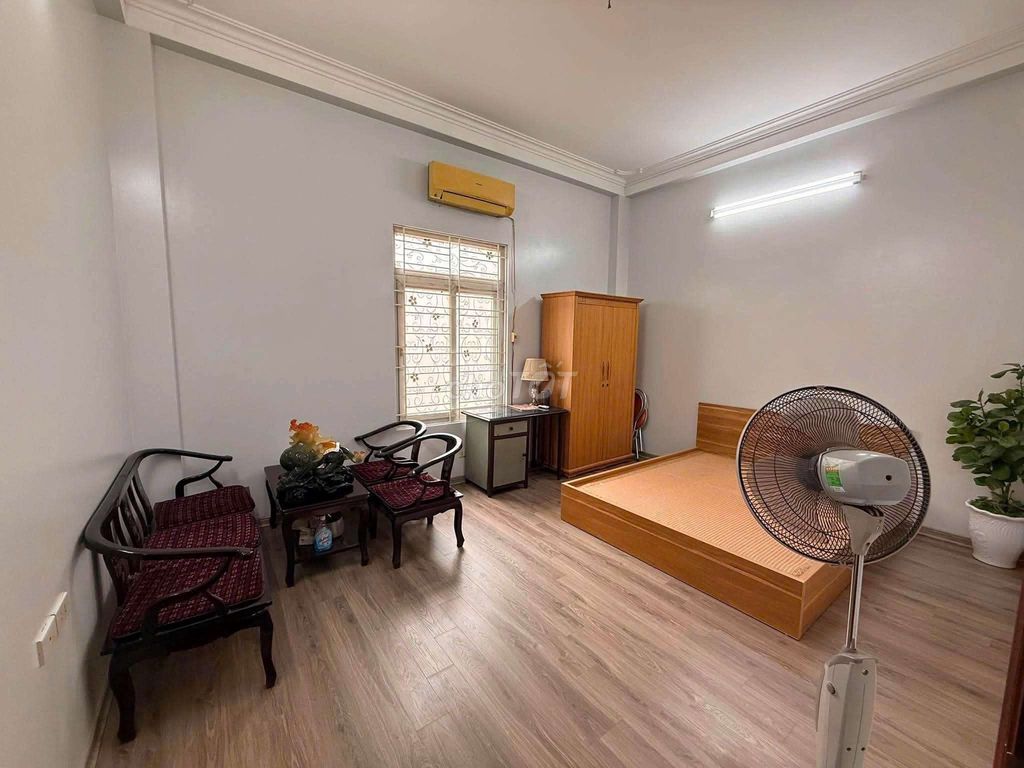 Cho thuê tầng 2 nhà số 261 Phố Ngọc Lâm