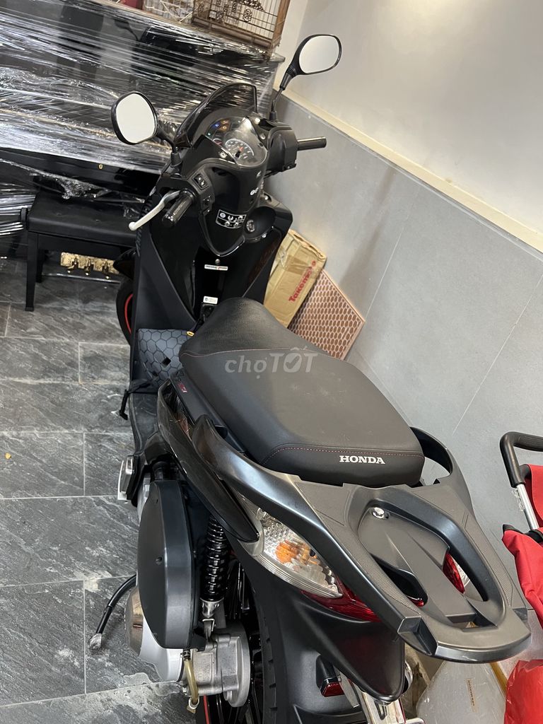 Honda SH 2012 Đen 8000 km. Mua bán Xe máy tại Quận 4 Tp Hồ Chí Minh được đăng bởi vo dinh kuan hình 6
