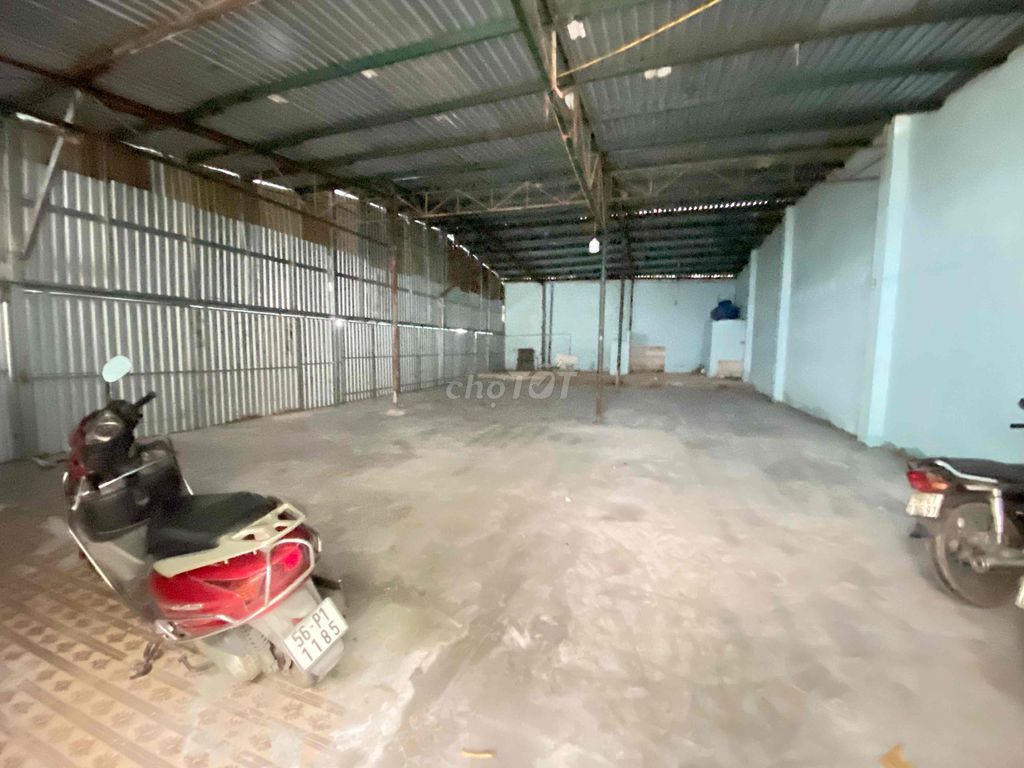 Kho, Xưởng hẻm xe hơi Hiền Vương 10x20, 16 triệu/tháng