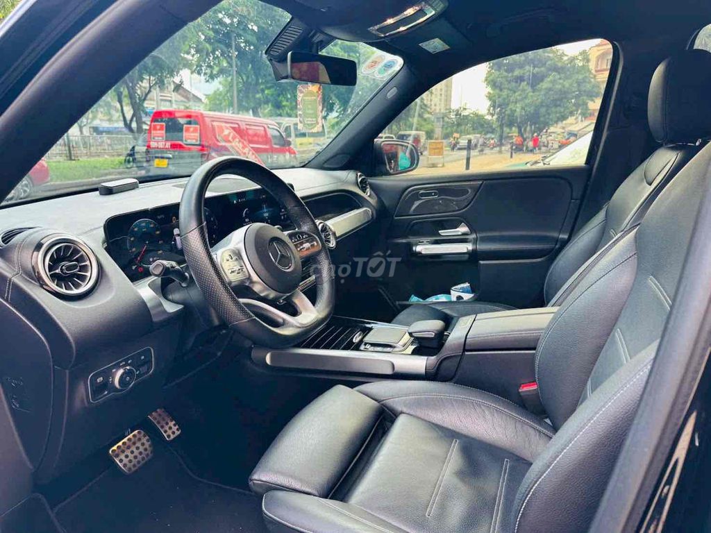 Mercedes GLB 200 2021 черный 15.530 км