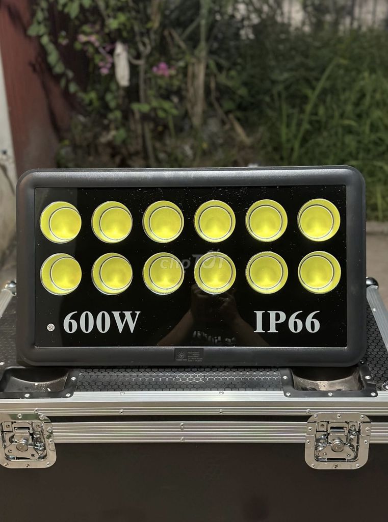 Đèn pha LED 200W-600W Đen. Mua bán Đèn tại Quận Hai Bà Trưng Hà Nội được đăng bởi chi tranthikim hình 1