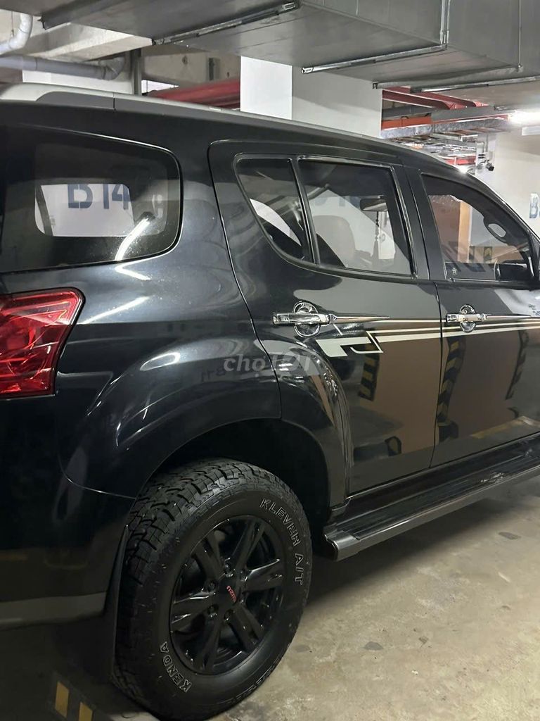 Isuzu mu-X Limited 2017, черный