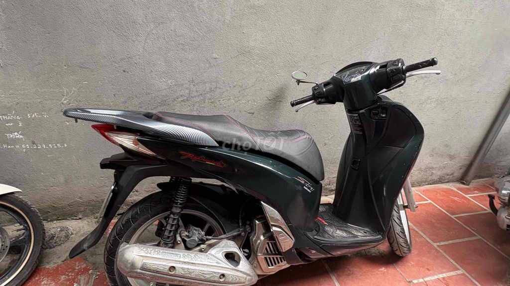 Honda SH оливкового цвета