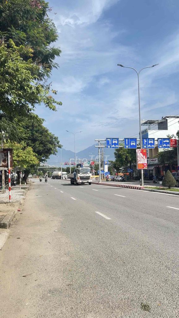 Дом 3 этажа, площадь 200 м2, фасад 8 м