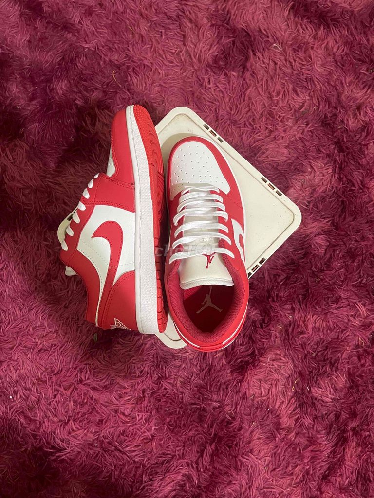 Giày thể thao Jordan Đỏ, Trắng size 43. Mua bán Giày dép tại Huyện Văn Chấn Yên Bái được đăng bởi Văn Hà hình 1