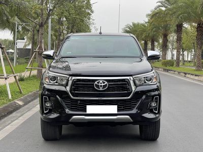 Toyota Hilux 2019, số tự động, 2 cầu 4x4, màu đen