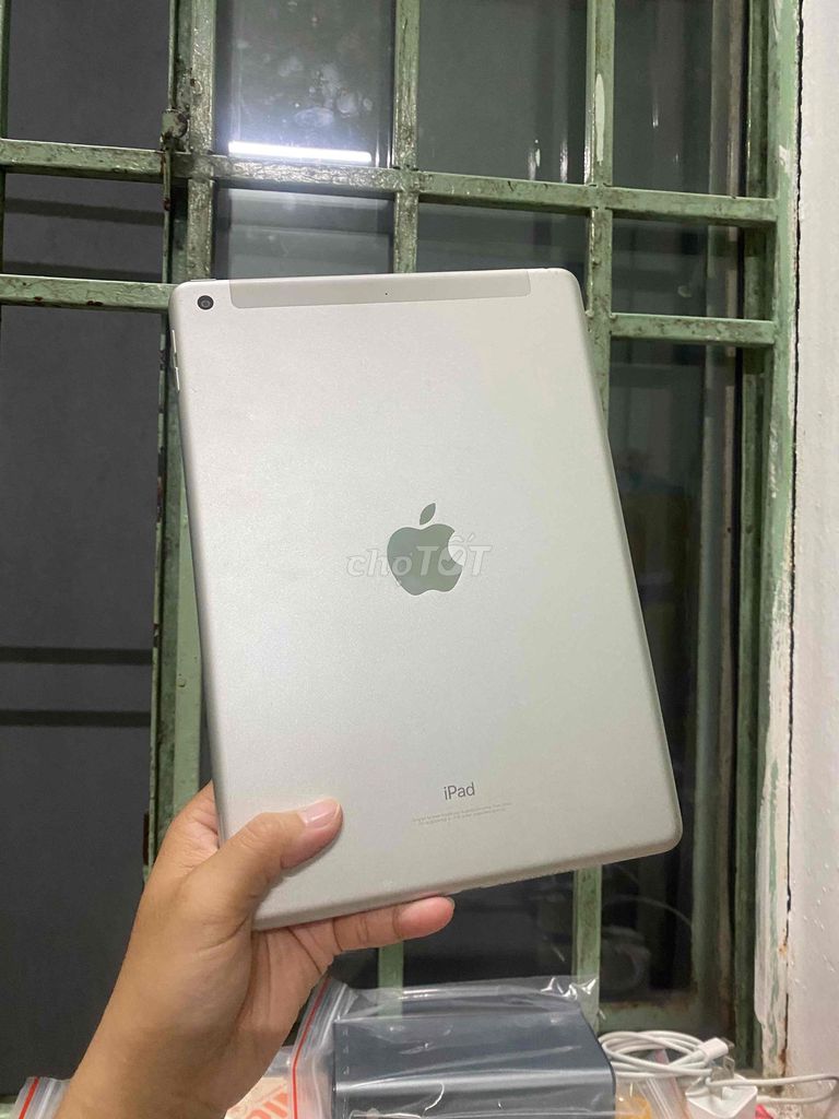 iPad Gen 6 32GB Bạc 4G Wifi, nguyên rin. Mua bán Máy tính bảng tại Quận Hải Châu Đà Nẵng được đăng bởi phong hình 1