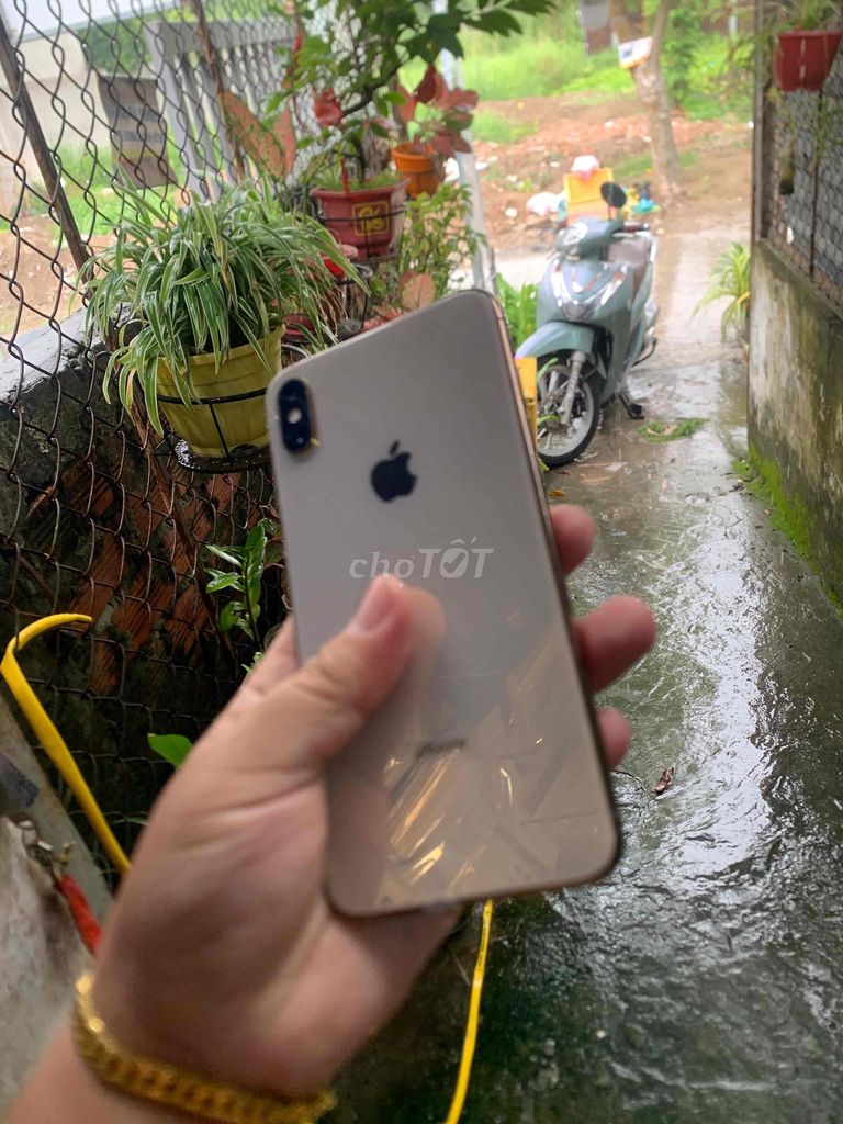 Apple iPhone XS Max 64GB Vàng 99% ios 18. Mua bán Điện thoại tại Quận Ninh Kiều Cần Thơ được đăng bởi Thợ săn  hình 1