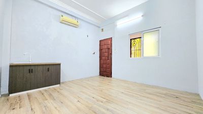 Phòng mới sơn sửa, cửa sổ, sẵn máy lạnh, kệ bếp, mặt tiền đường CVA !