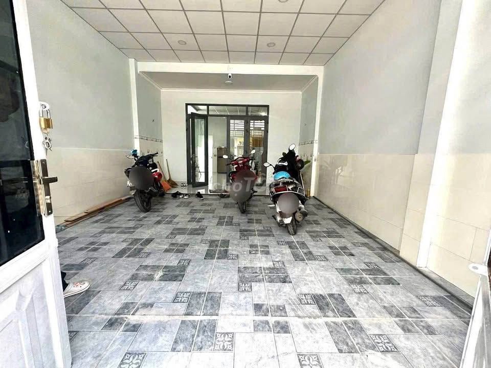 Bán gấp Nhà gần chợ Hưng Long 100m2 giá 850 triệu sổ hồng riêng. Mua bán nhà ở tại Huyện Bình Chánh Tp Hồ Chí Minh được đăng bởi nhi hình 1