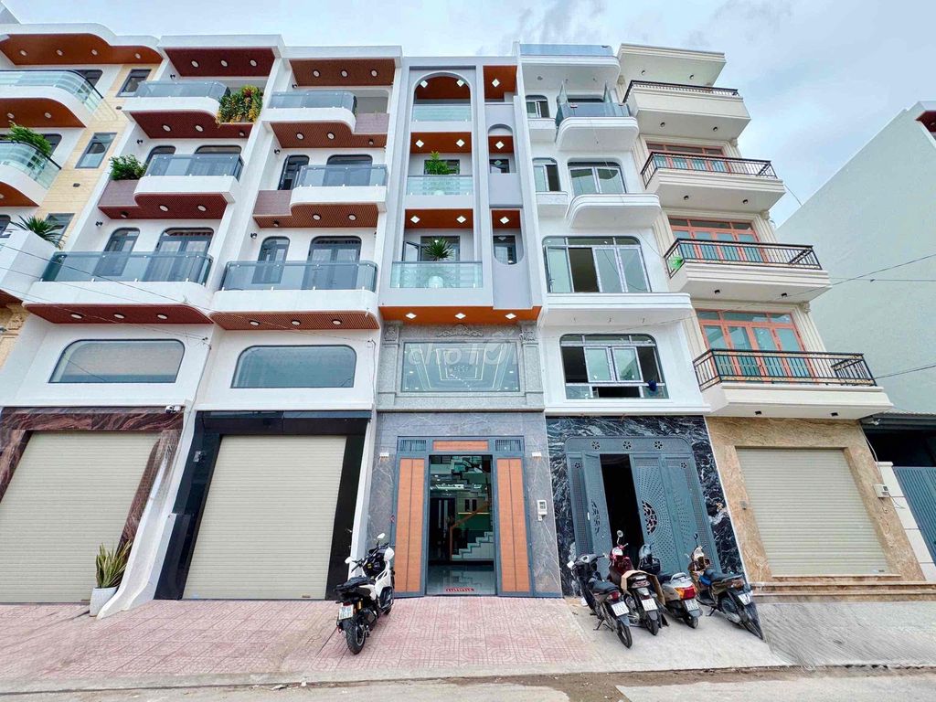 Красивый дом в Бинь Тан (4x18м) у перекрестка Ба Хом