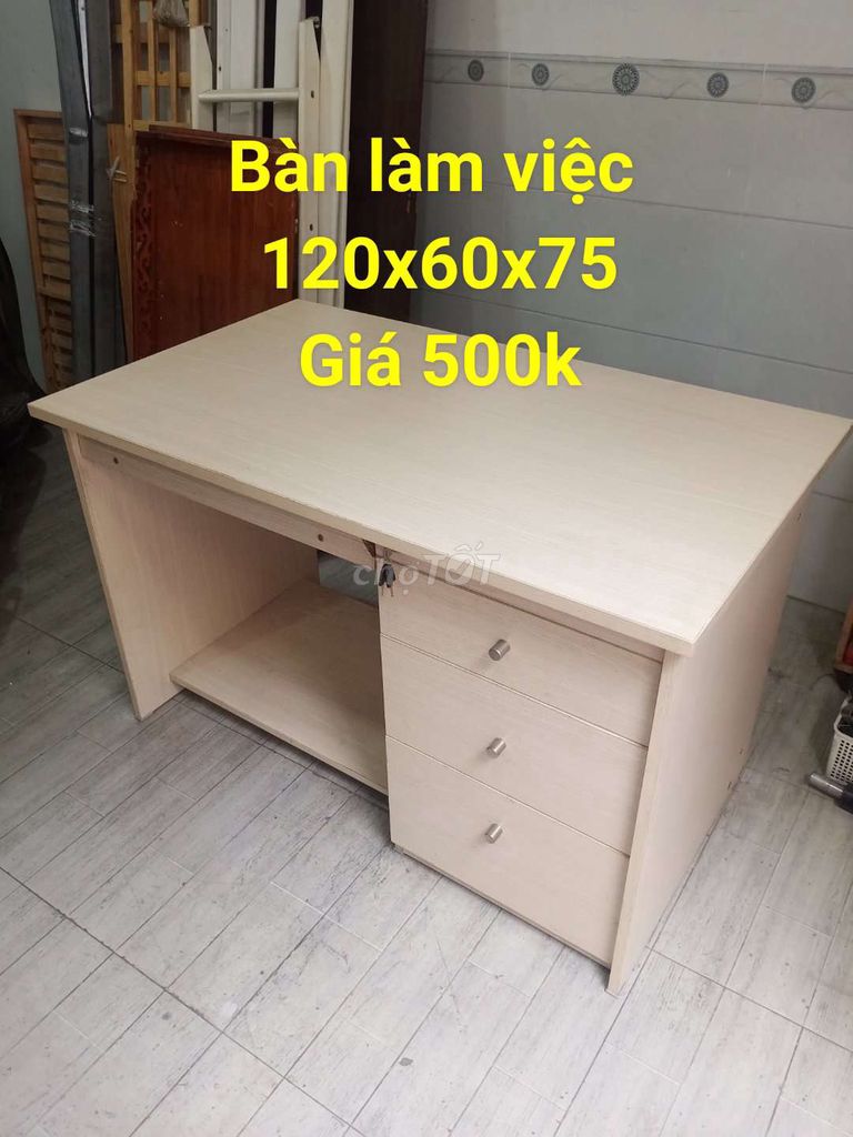 Dọn văn phòng cần thanh lý nhiều đồ bàn ghế.