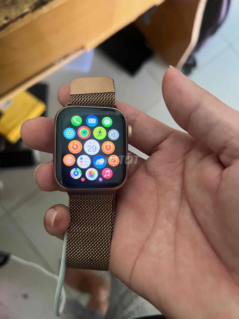 Apple Watch Series 4 40mm Vàng hồng. Mua bán Thiết bị đeo thông minh tại Huyện Châu Đức Bà Rịa - Vũng Tàu được đăng bởi van chau hình 1