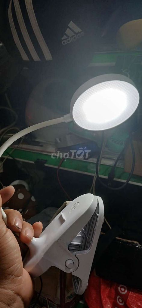 Đèn kẹp bàn Trắng Nhựa. Mua bán Đèn tại Quận Tân Bình Tp Hồ Chí Minh được đăng bởi Thành hình 1
