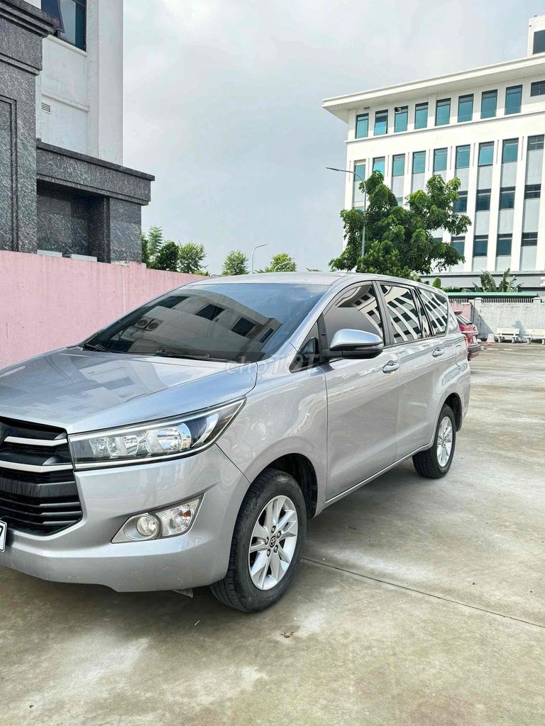 Toyota Innova 2.0E Số sàn 2019 Ghi bạc biển 30/F