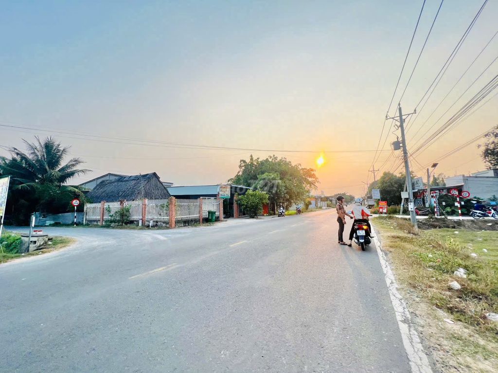 Kẹt tiền cần bán gấp lô đất gần trường học ,đường nhựa oto , giá 450tr