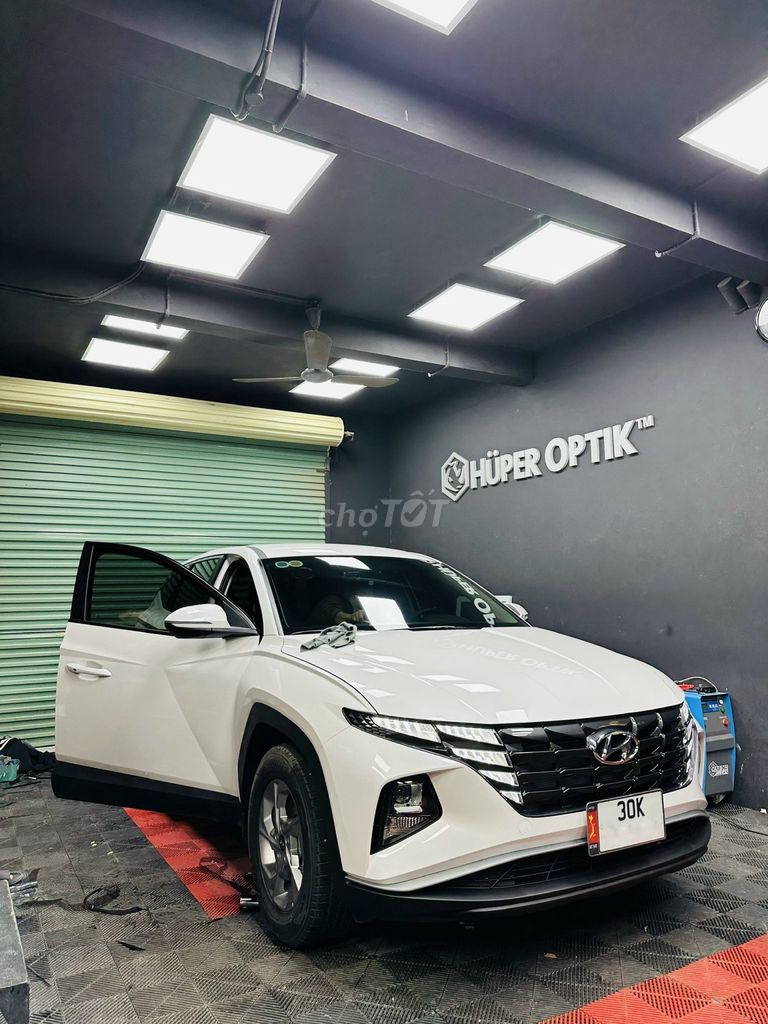 Белый Hyundai Tucson в Ханое