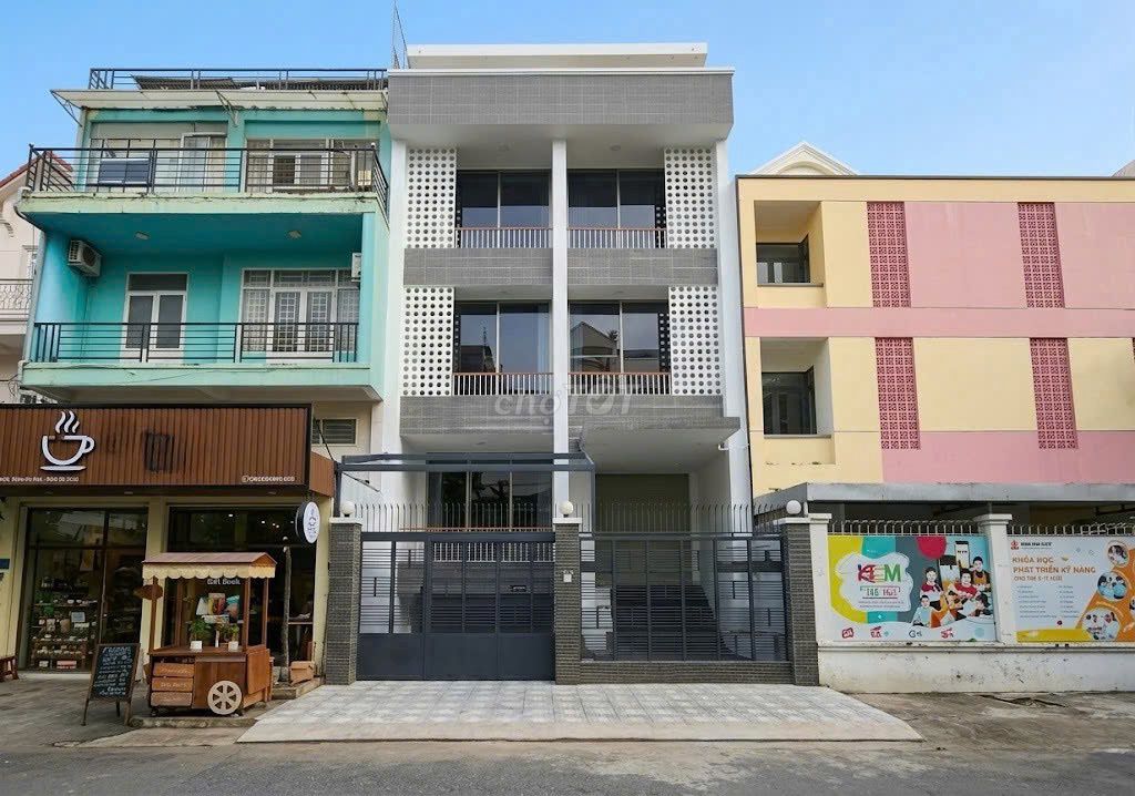 BIỆT THỰ CHO THUÊ - 134D Huỳnh Văn Bánh P.14 Q.PN- 8x18m -CÓ THANG MÁY