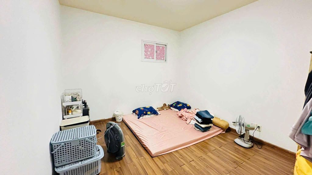 CC SÁT BÊN VINCOM NGÃ TƯ 550.DT KHỦNG 93m2- 3PN -GIÁ CẦN BÁN GẤP.