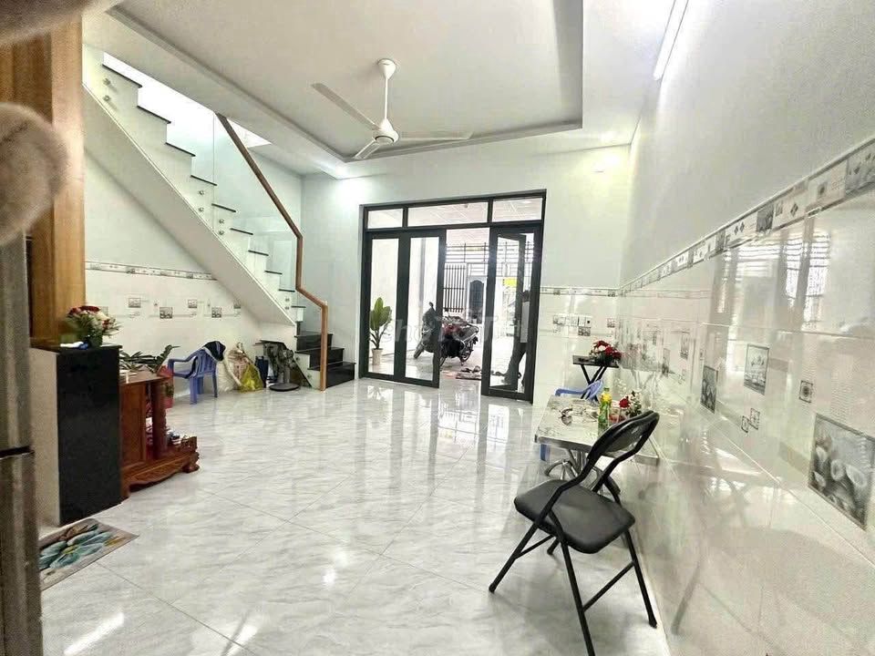 Bán gấp Nhà gần chợ Hưng Long 100m2 giá 850 triệu sổ hồng riêng. Mua bán nhà ở tại Huyện Bình Chánh Tp Hồ Chí Minh được đăng bởi nhi hình 2