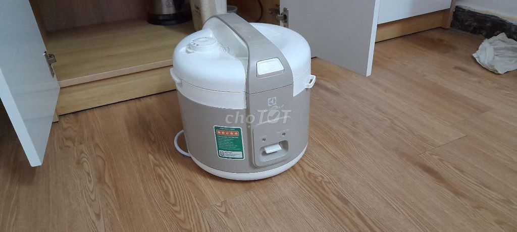Nồi cơm điện Electrolux Trắng 1.8L. Mua bán Bếp, lò, đồ điện nhà bếp tại Quận 4 Tp Hồ Chí Minh được đăng bởi Mai Nguyễn hình 1