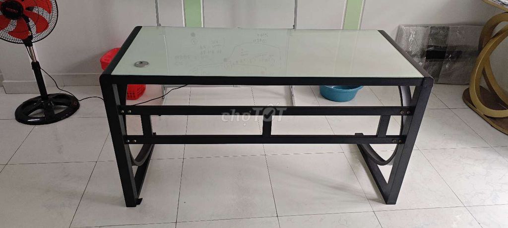 Bàn làm việc mặt kính hiện đại. Mua bán Bàn ghế tại Quận 6 Tp Hồ Chí Minh được đăng bởi Tuấn hình 1