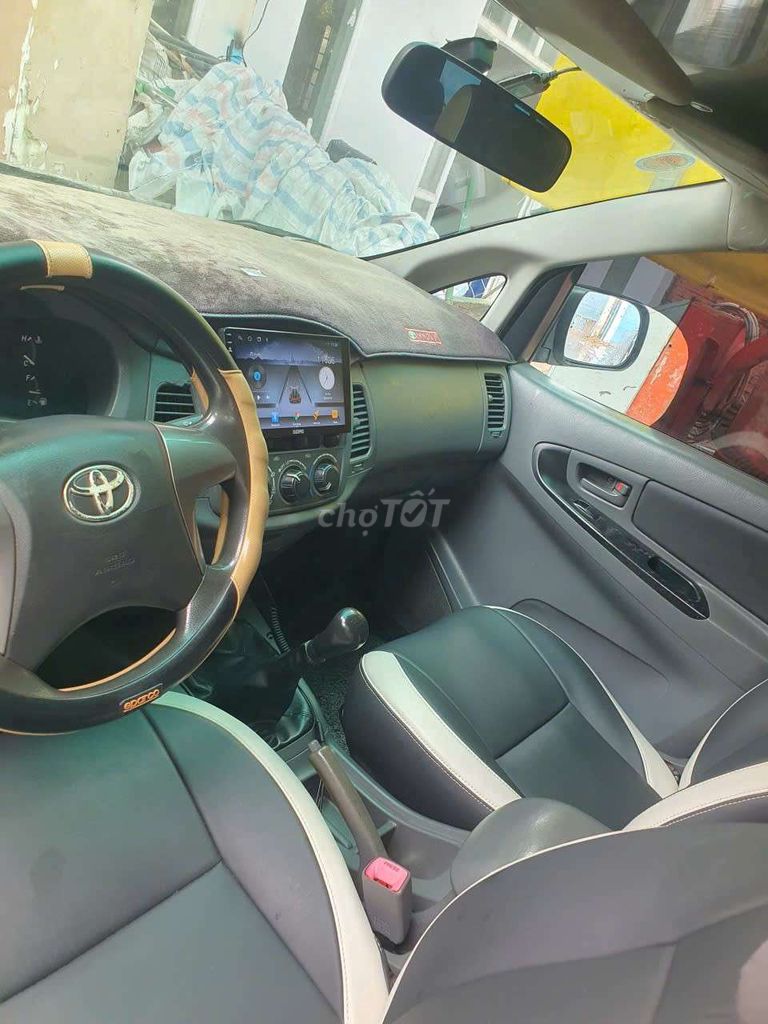 Toyota Innova 2016, 8 мест, белая