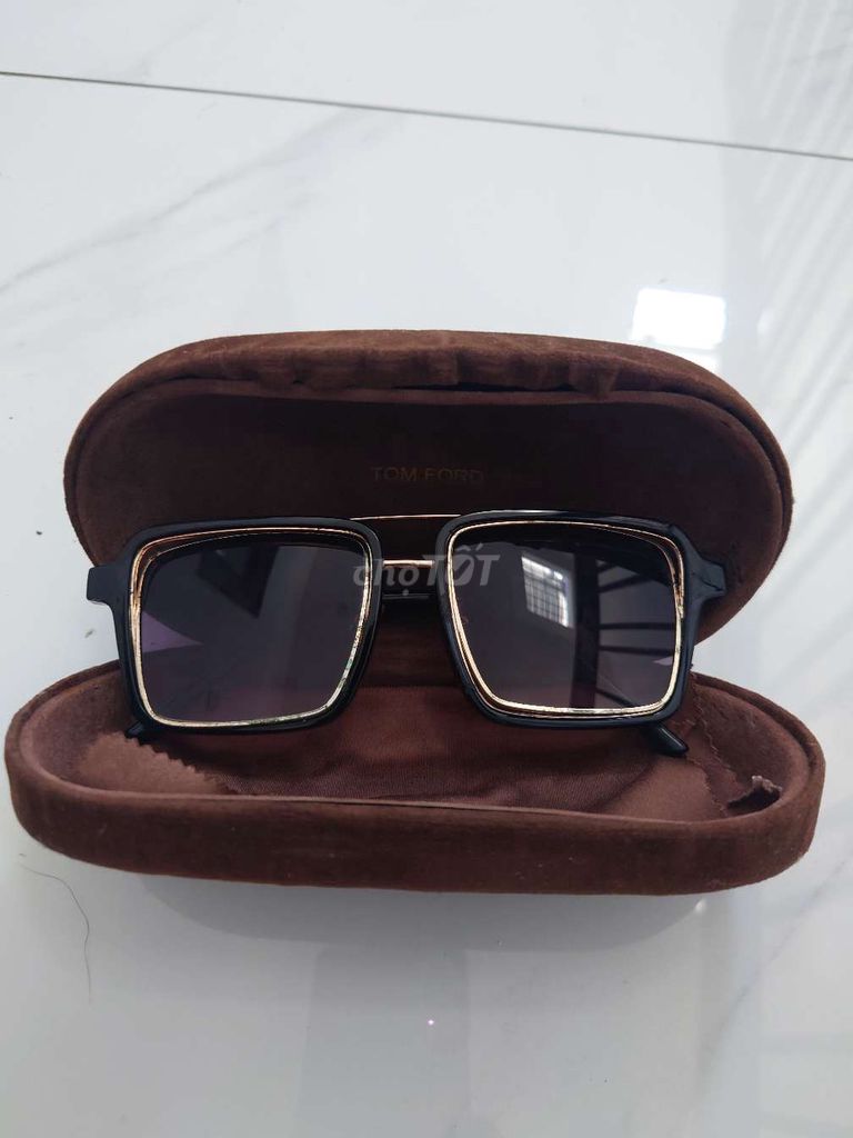 Kính râm hãng Tom Ford Unisex Cao cấp nguyên Hộp . Mua bán Phụ kiện thời trang khác tại Quận Thanh Khê Đà Nẵng được đăng bởi Cá nhân hình 1