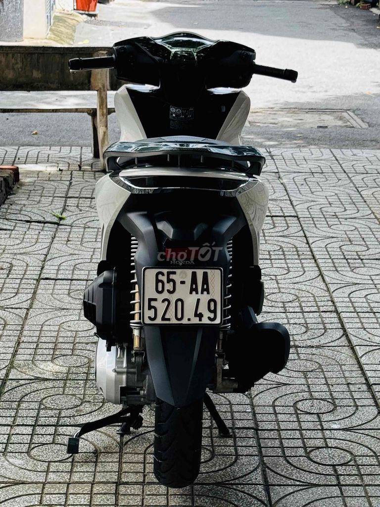 Honda SH 125i конец 2025 Белый черный б/у 1 хозяин
