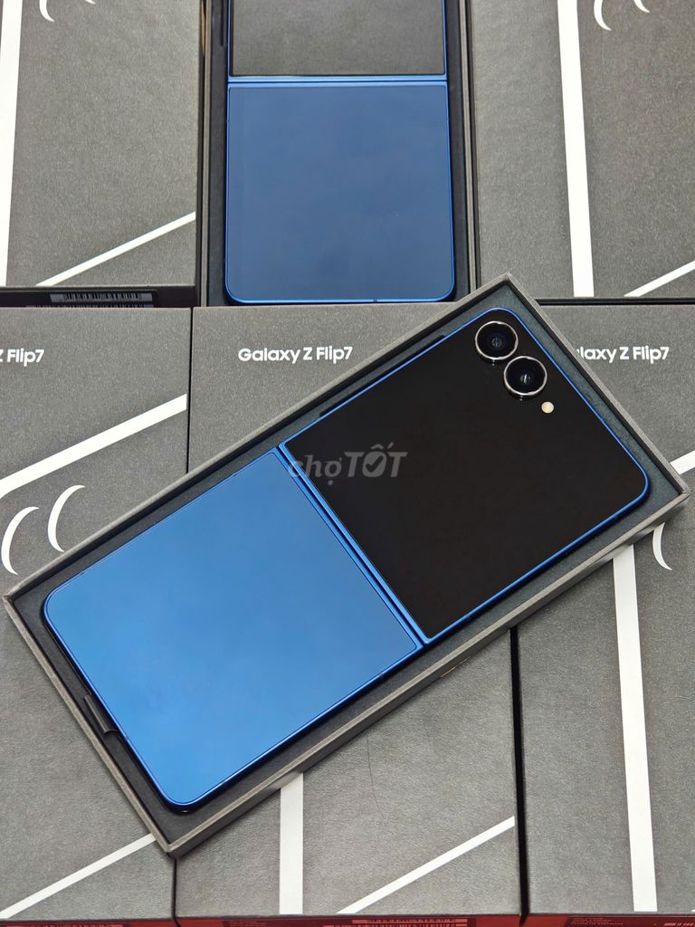 Samsung Galaxy Z Flip7 256GB Chính Hãng Fullbox . Mua bán Điện thoại tại Thành phố Thủ Dầu Một Bình Dương được đăng bởi Vio Store Thủ Dầu Một hình 1