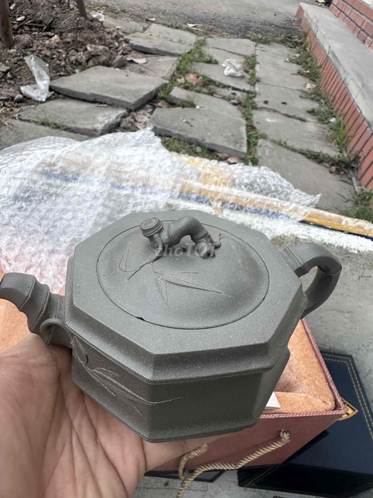 Ấm trà gốm xám lục giác chạm tre. Mua bán Đồ sưu tầm, đồ cổ tại Quận Hồng Bàng Hải Phòng được đăng bởi Phạm hình 1