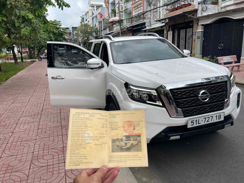 Nissan Navara 2022 VL 4WD белый 70 000 км