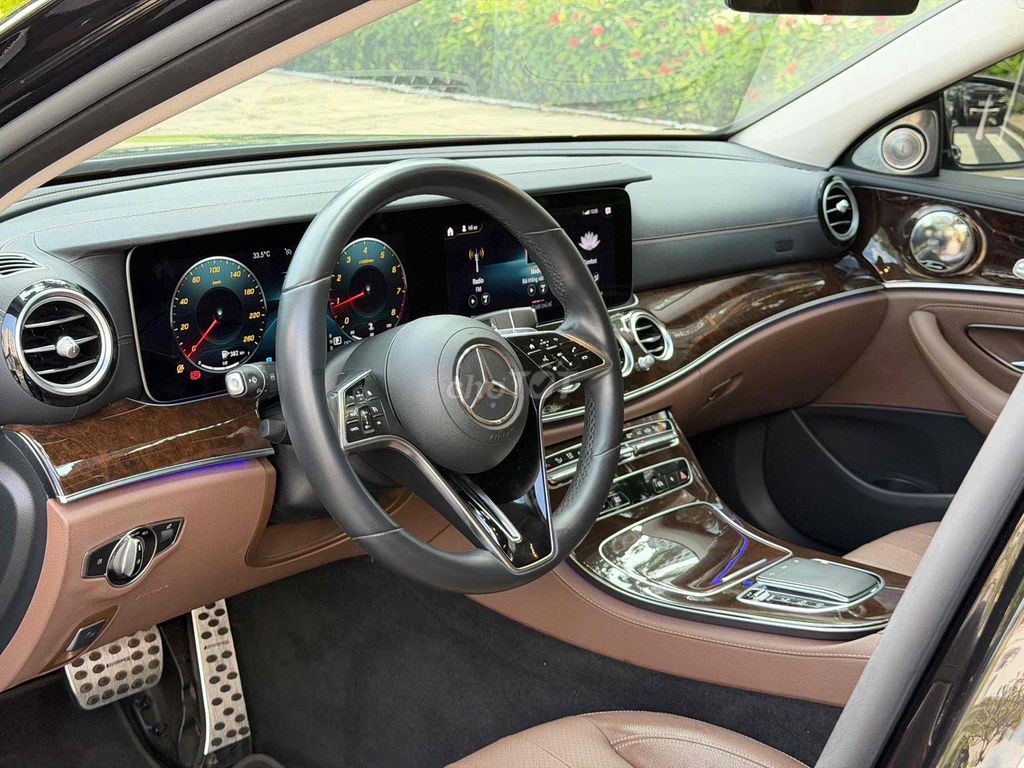 Mercedes-Benz E200 Exclusive 2021 черный 8100 миль
