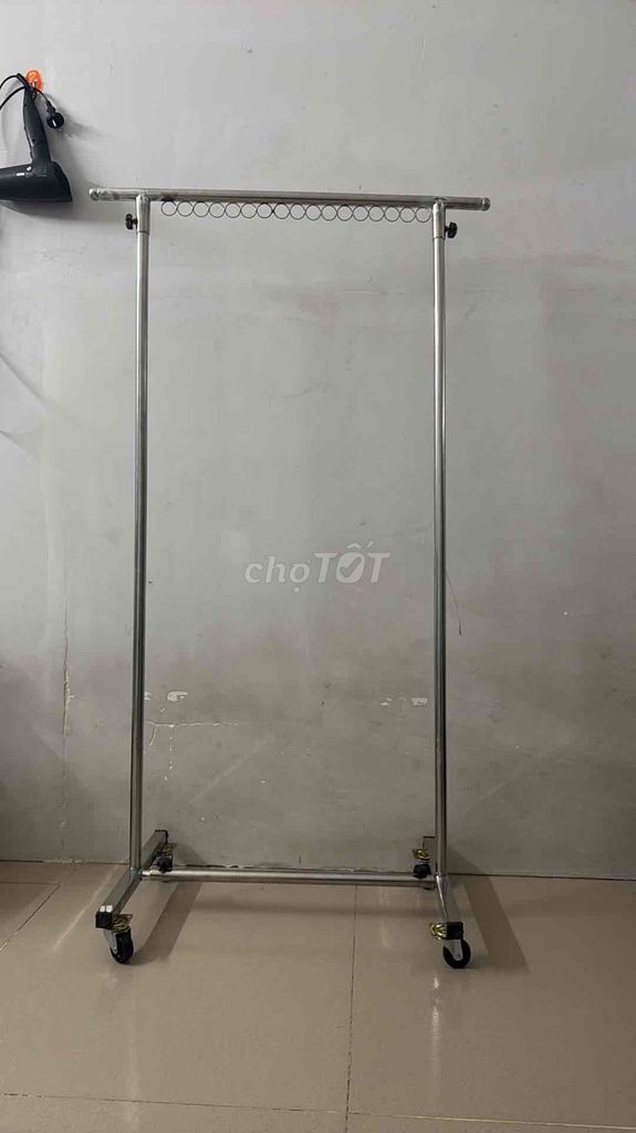 Giá treo quần áo Kim loại Bạc có bánh xe. Mua bán Tủ, kệ gia đình tại Quận Tân Phú Tp Hồ Chí Minh được đăng bởi nguyễn thành tiến  hình 1