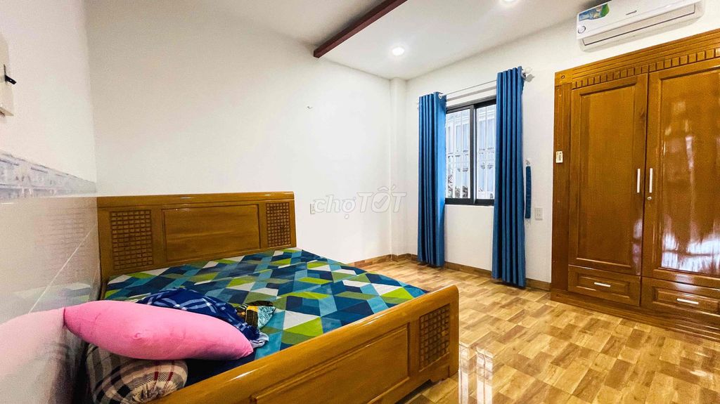 Трехэтажный дом с 4 спальнями у парка в Ha Quang 2